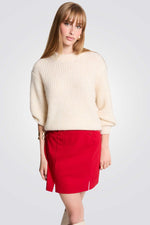 חצאית קצרה גזרה גבוהה עם כפתורים דקורטיביים בצבע אדום