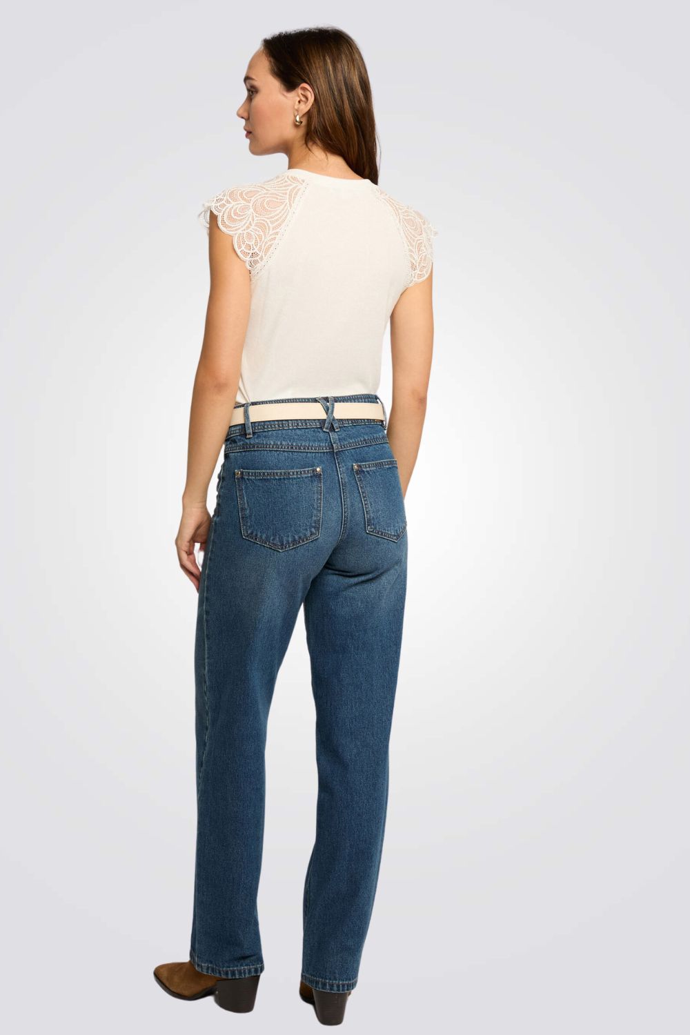 טישירט כתפיות תחרה צווארון וי בצבע אופוויט