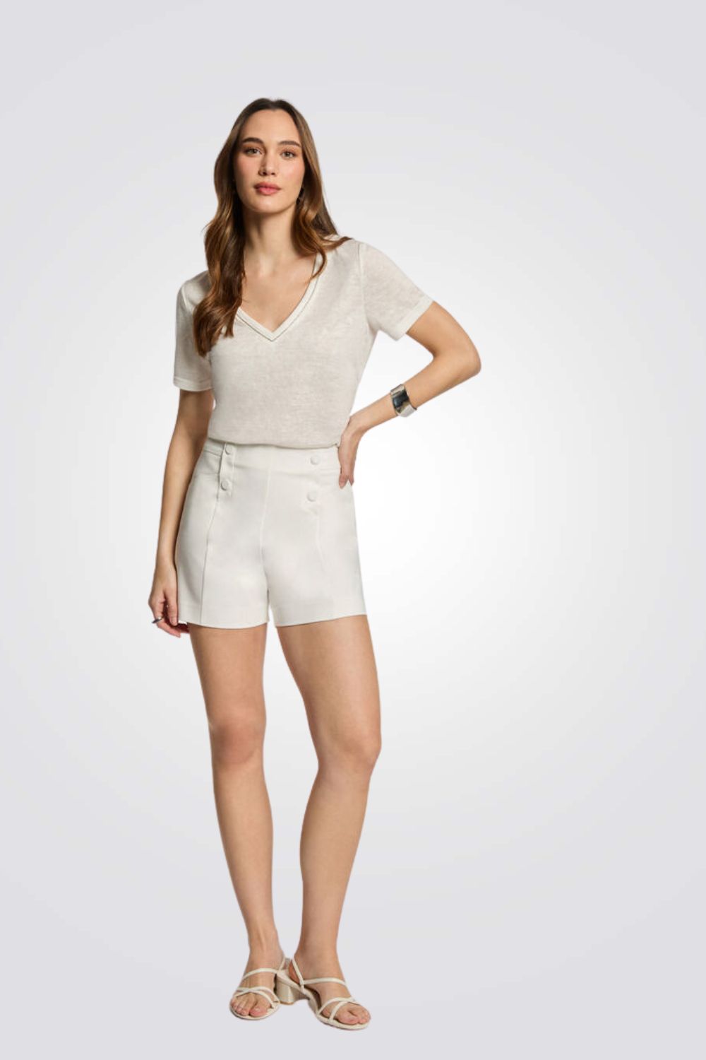 מכנסיים קצרים כפתורים דקורטיביים בצבע אופווייט