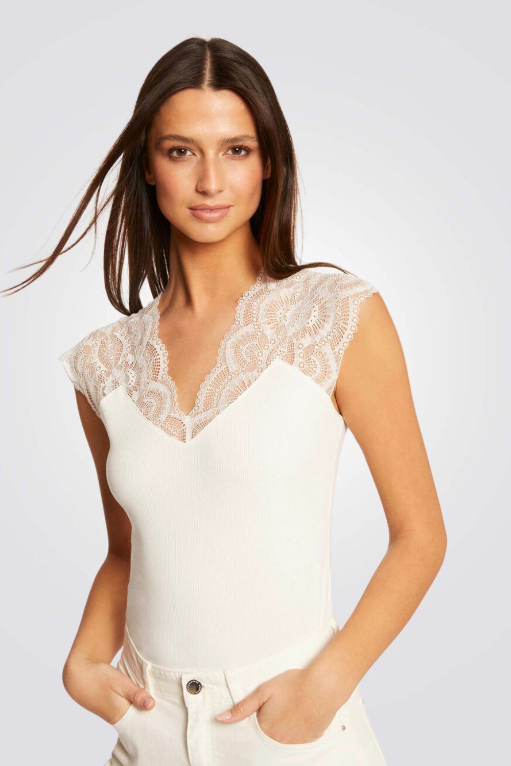 טישירט עם שרוולי תחרה בצבע שמנת