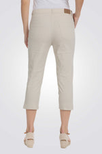 מכנסי קפרי שסעים בצדדים בצבע בז'
