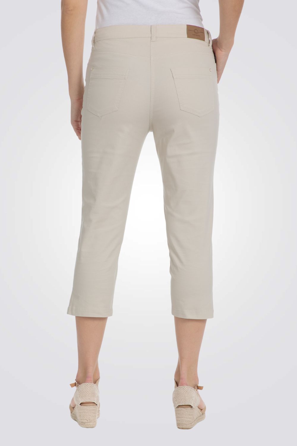 מכנסי קפרי שסעים בצדדים בצבע בז'