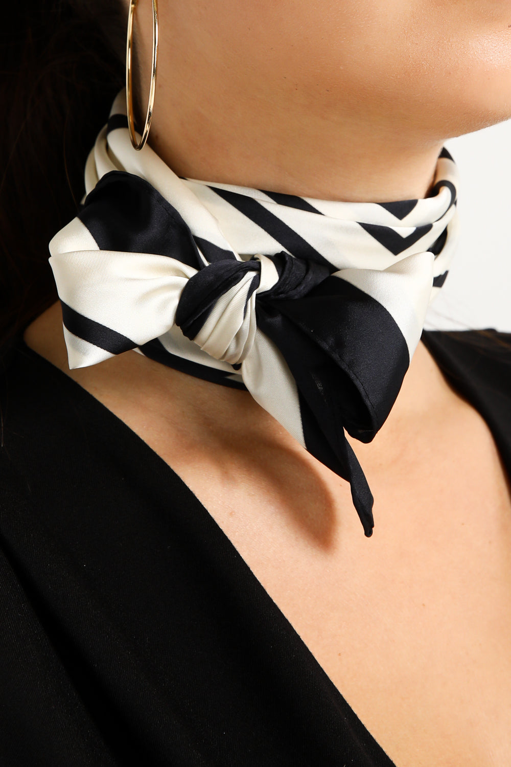מטפחת ממותגת בהדפס גאומטרי | קנת קול