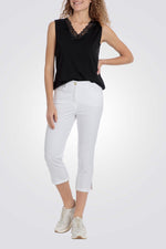 מכנסי קפרי שסעים בצדדים בצבע לבן