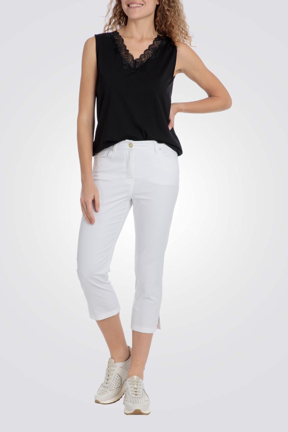 מכנסי קפרי שסעים בצדדים בצבע לבן