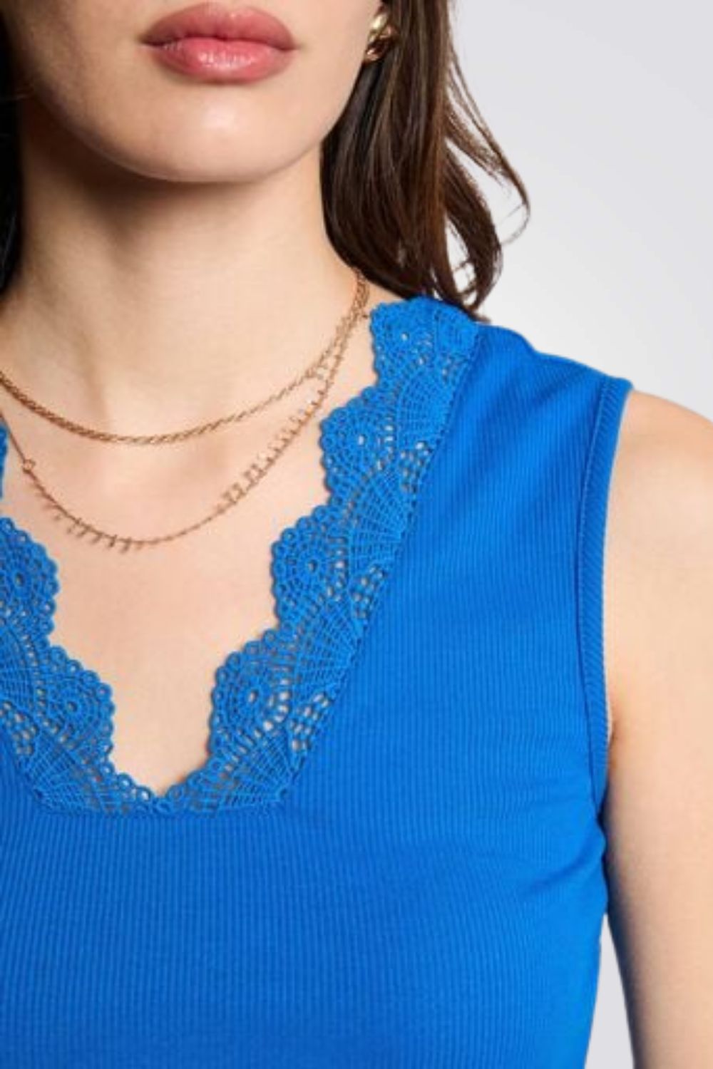 טופ במראה ריב צווארון וי תחרה בצבע כחול רויאל