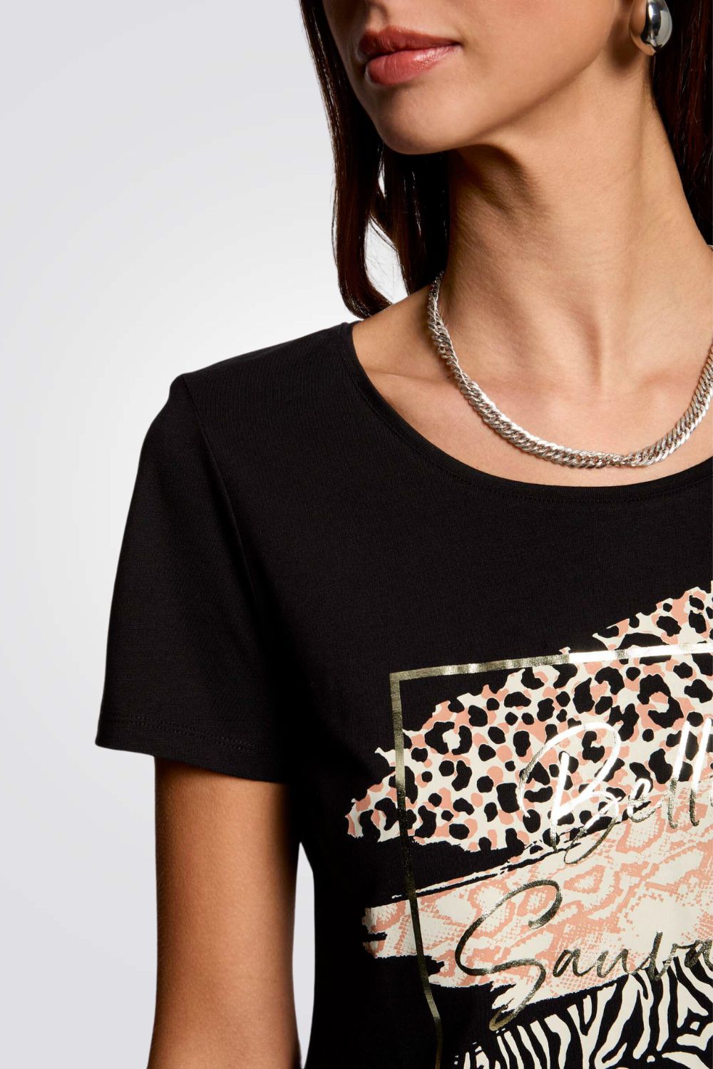 טישירט הדפס ANIMAL בחזית בצבע שחור