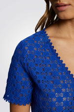 חולצת תחרה כפתורים דקורטיביים בצבע כחול