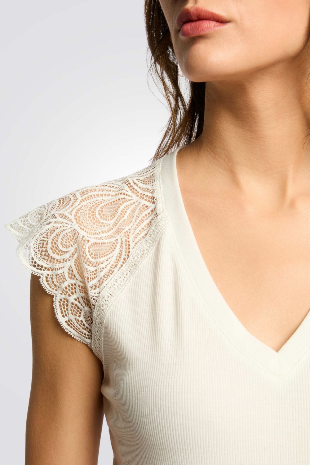 טישירט כתפיות תחרה צווארון וי בצבע אופוויט