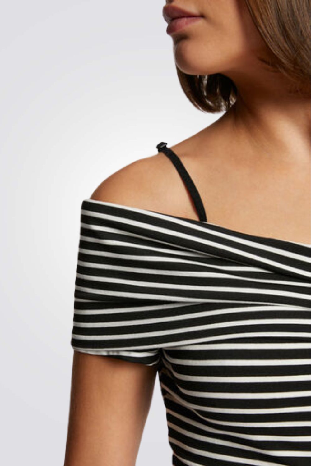 טופ אוף שולדרס הדפס פסים בצבע שחור/לבן