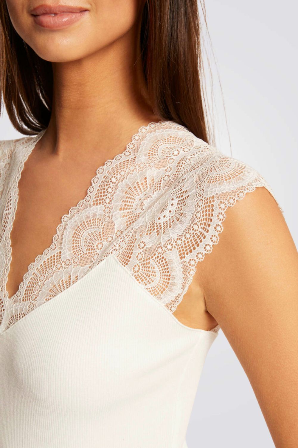 טישירט עם שרוולי תחרה בצבע שמנת