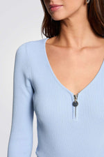 סריג וי ריבס עם רוכסן מקדימה בכחול בהיר