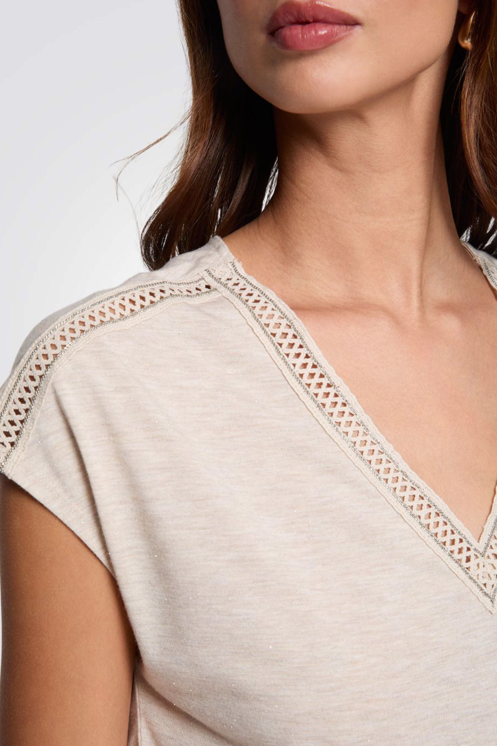 טישירט עם עיטורי קרושה בצבע בז'