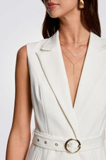 ג'קט ללא שרוולים עם חגורת מותן בצבע אופוויט