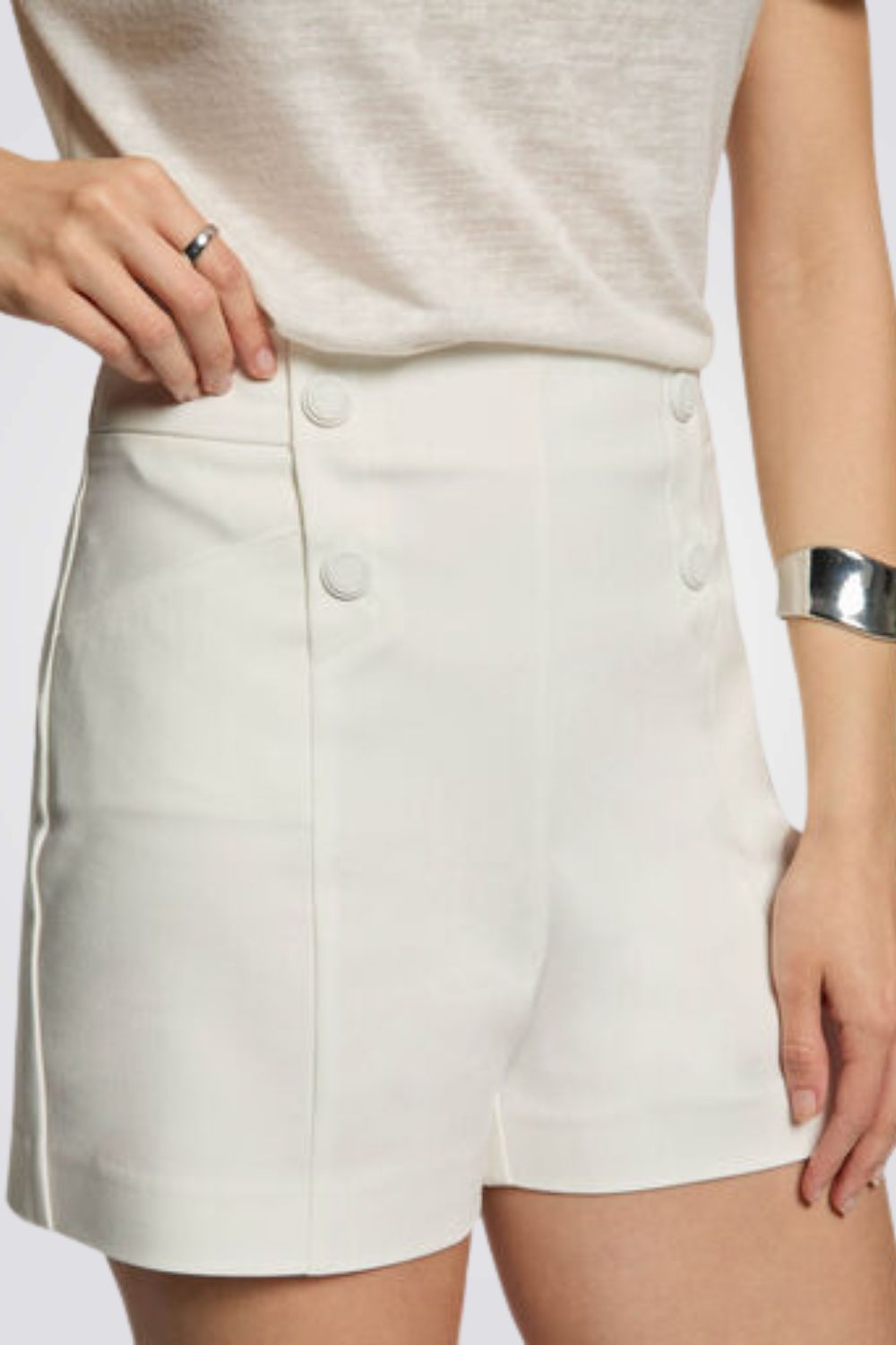 מכנסיים קצרים כפתורים דקורטיביים בצבע אופווייט