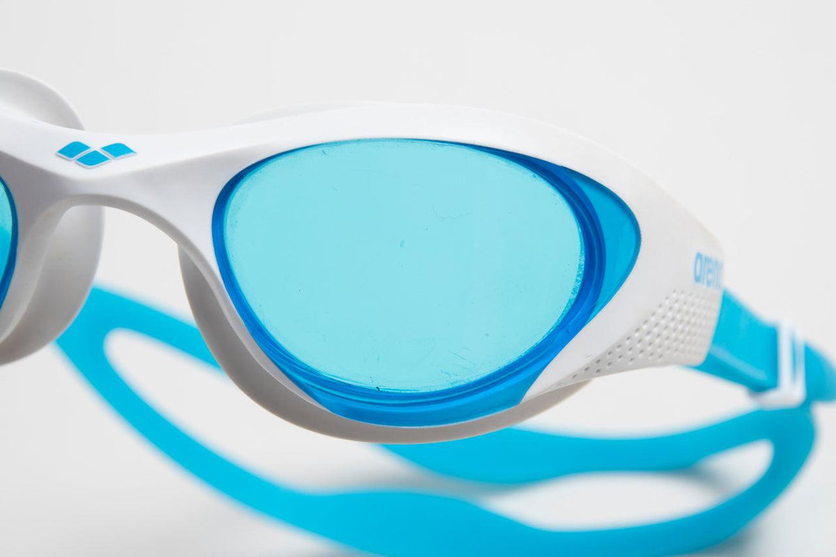 משקפת שחייה ONE בצבע לבן ותכלת - MASHBIR//365