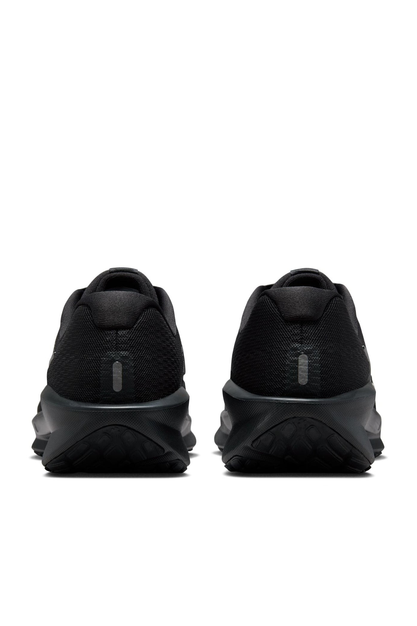 נעליים מבית המותג NIKE בעלות מדרס פנימי רך במיוחד שעוטף את הרגל בנוחות בלתי מתפשרת. סולייה חיצונית עמידה שמספקת אחיזה מלאה בקרקע.