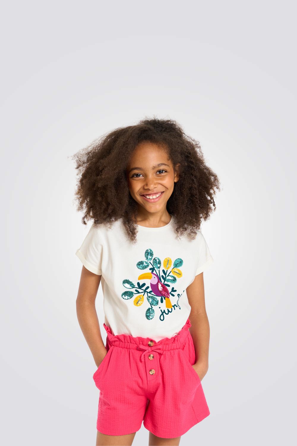 טישירט לילדות בצבע לבן עם הדפס תוכי