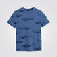 טישירט לילדים בצבע כחול עם הדפס כרישים - 2