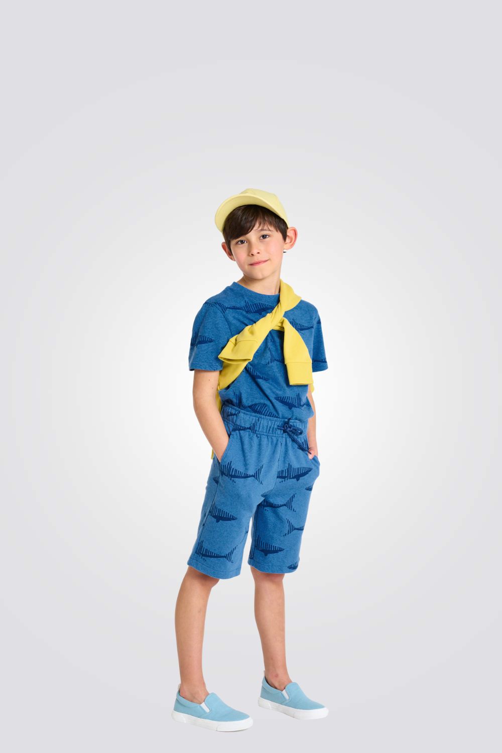 טישירט לילדים בצבע כחול עם הדפס כרישים