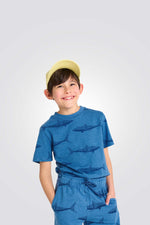 טישירט לילדים בצבע כחול עם הדפס כרישים