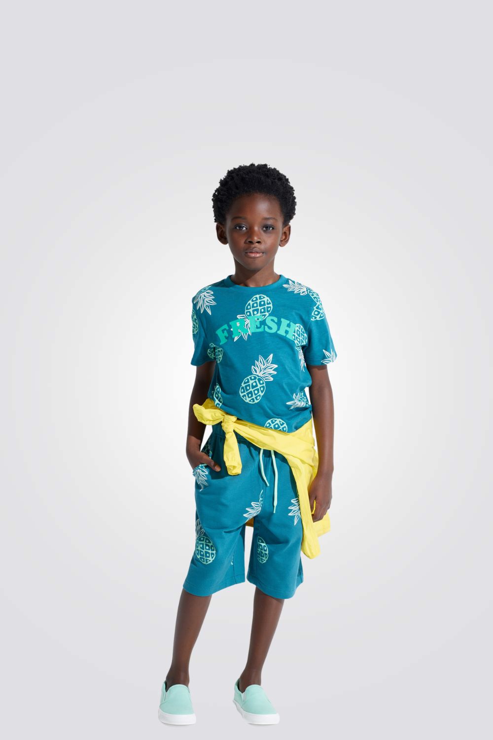 טישירט לילדים בצבע ירוק עם הדפס אננס