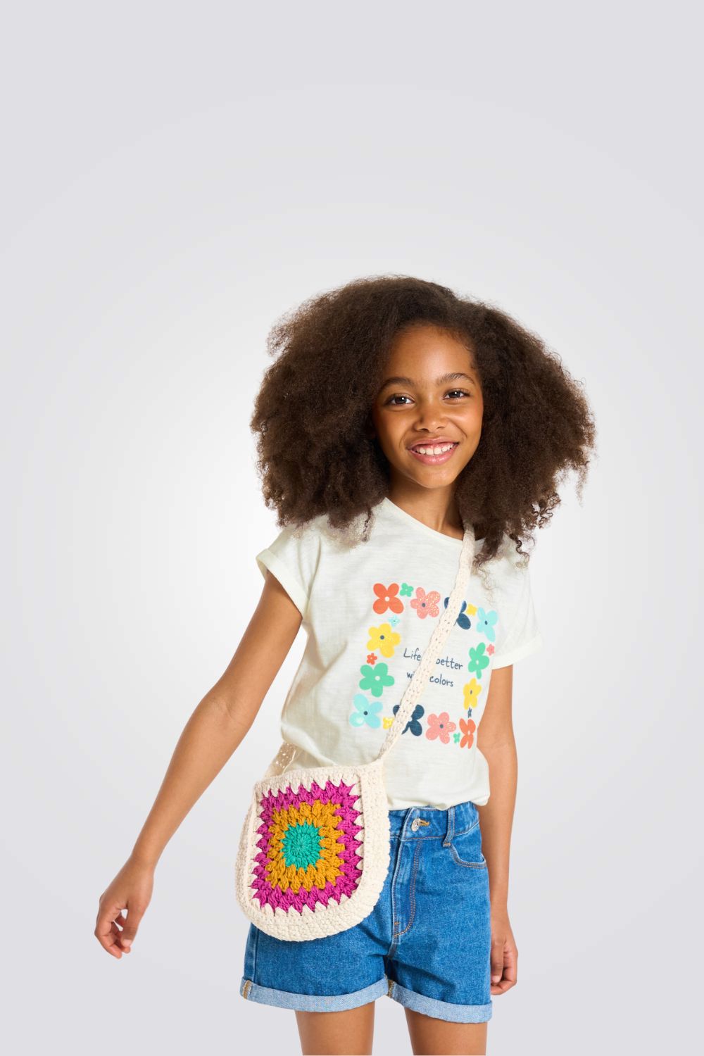 טישירט לילדות בצבע לבן עם הדפס פרחים