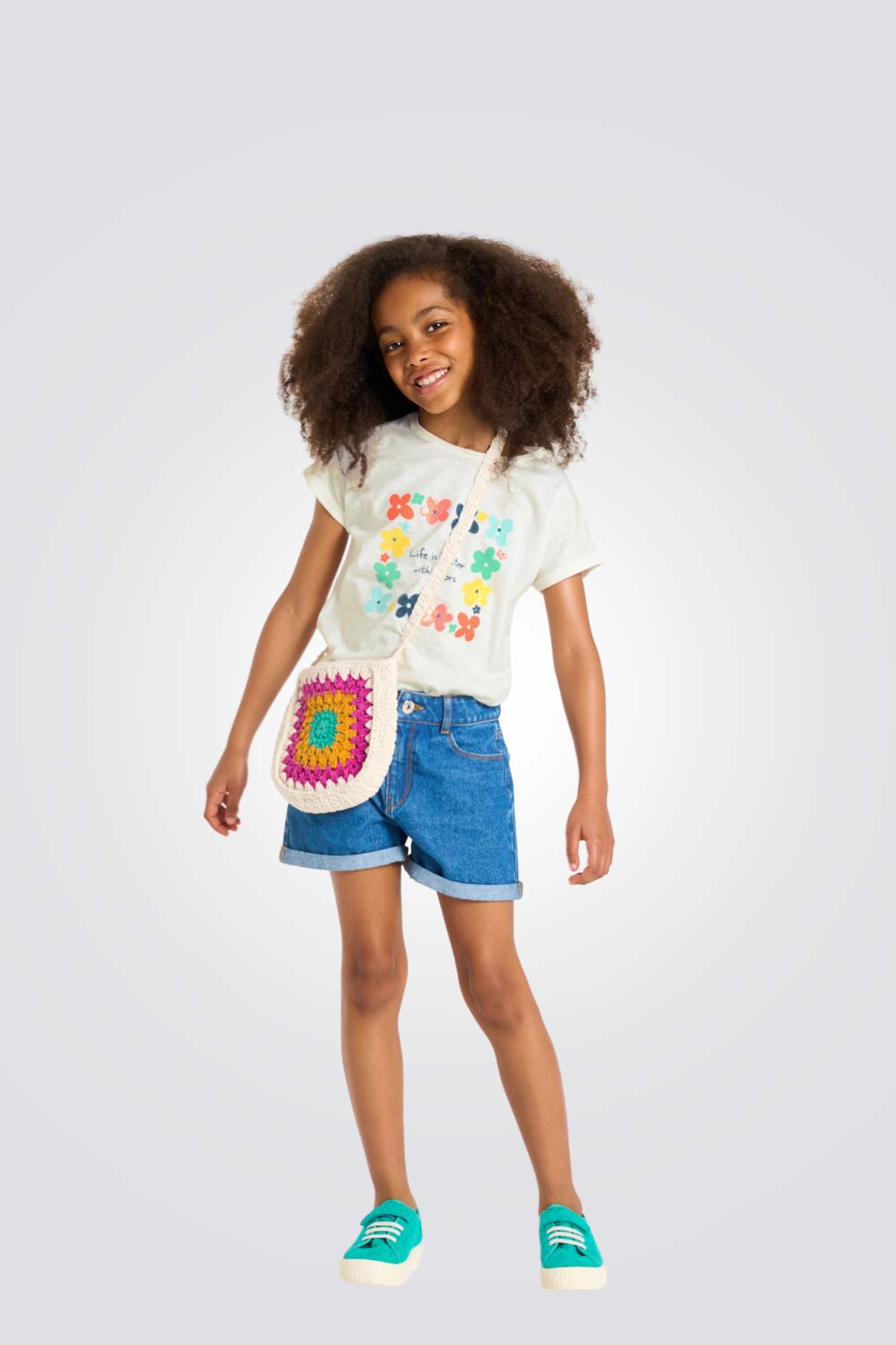 טישירט לילדות בצבע לבן עם הדפס פרחים