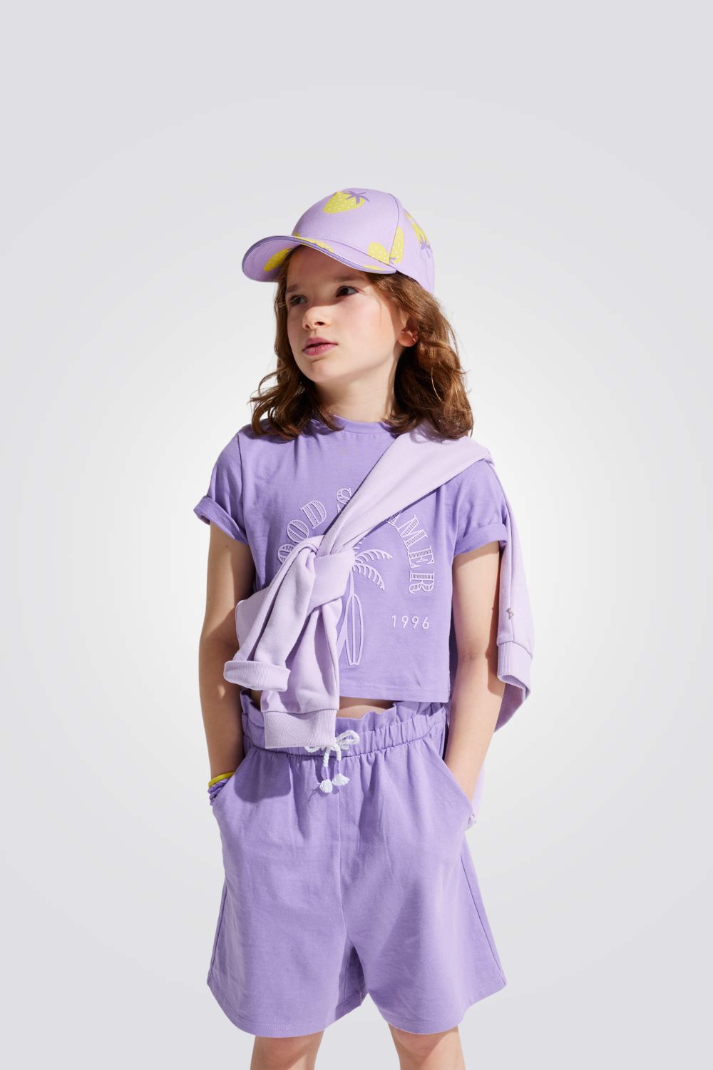 טישירט לילדות בצבע סגול עם הדפס