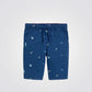 מכנסי ברמודה לילדים בצבע כחול עם הדפס כרישים - 1
