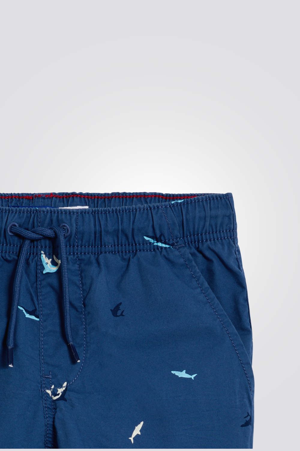 מכנסי ברמודה לילדים בצבע כחול עם הדפס כרישים