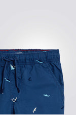 מכנסי ברמודה לילדים בצבע כחול עם הדפס כרישים