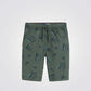 מכנסי ברמודה לילדים בצבע ירוק עם הדפס תנינים   - 1