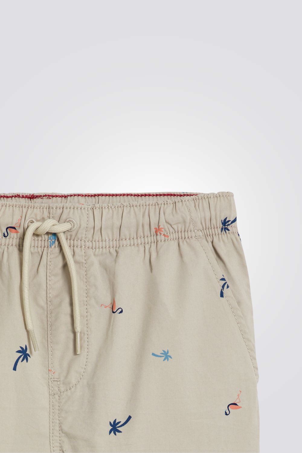 מכנסי ברמודה לילדים בצבע בז' עם הדפס עצים