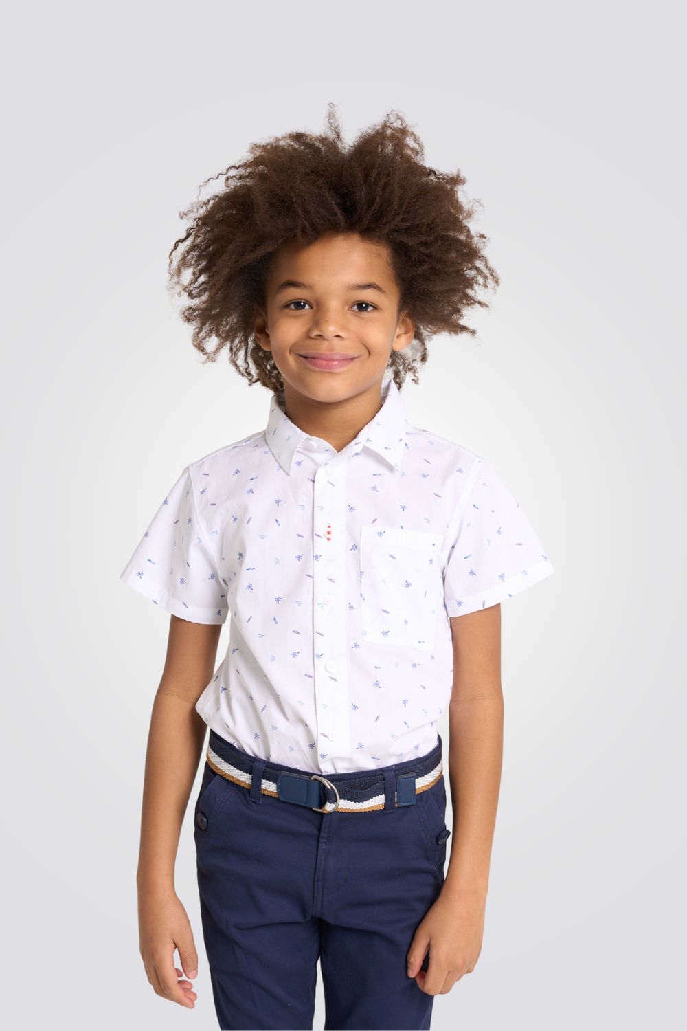 חולצה מכופתרת קצרה לילדים בצבע לבן עם הדפס