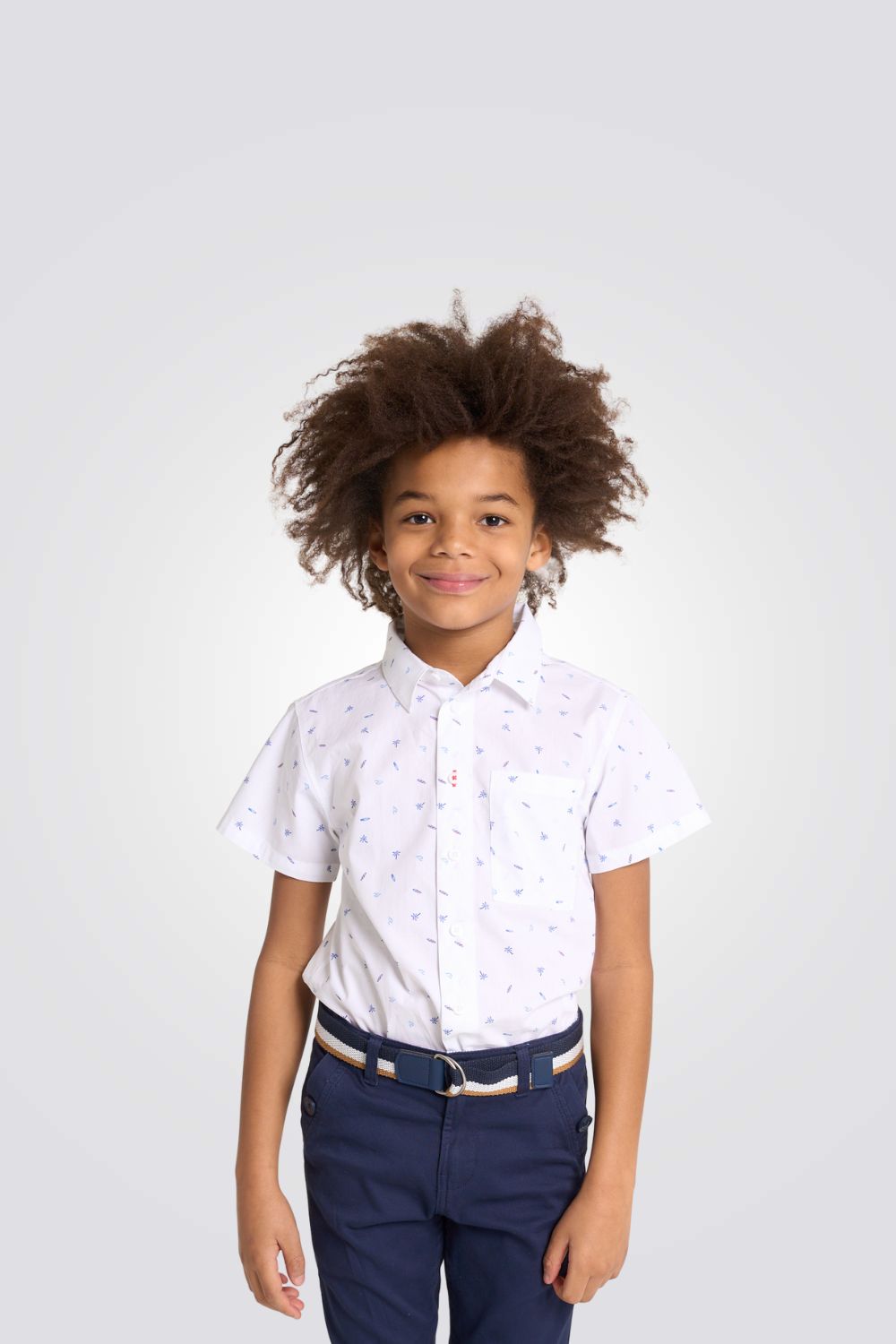חולצה מכופתרת קצרה לילדים בצבע לבן עם הדפס