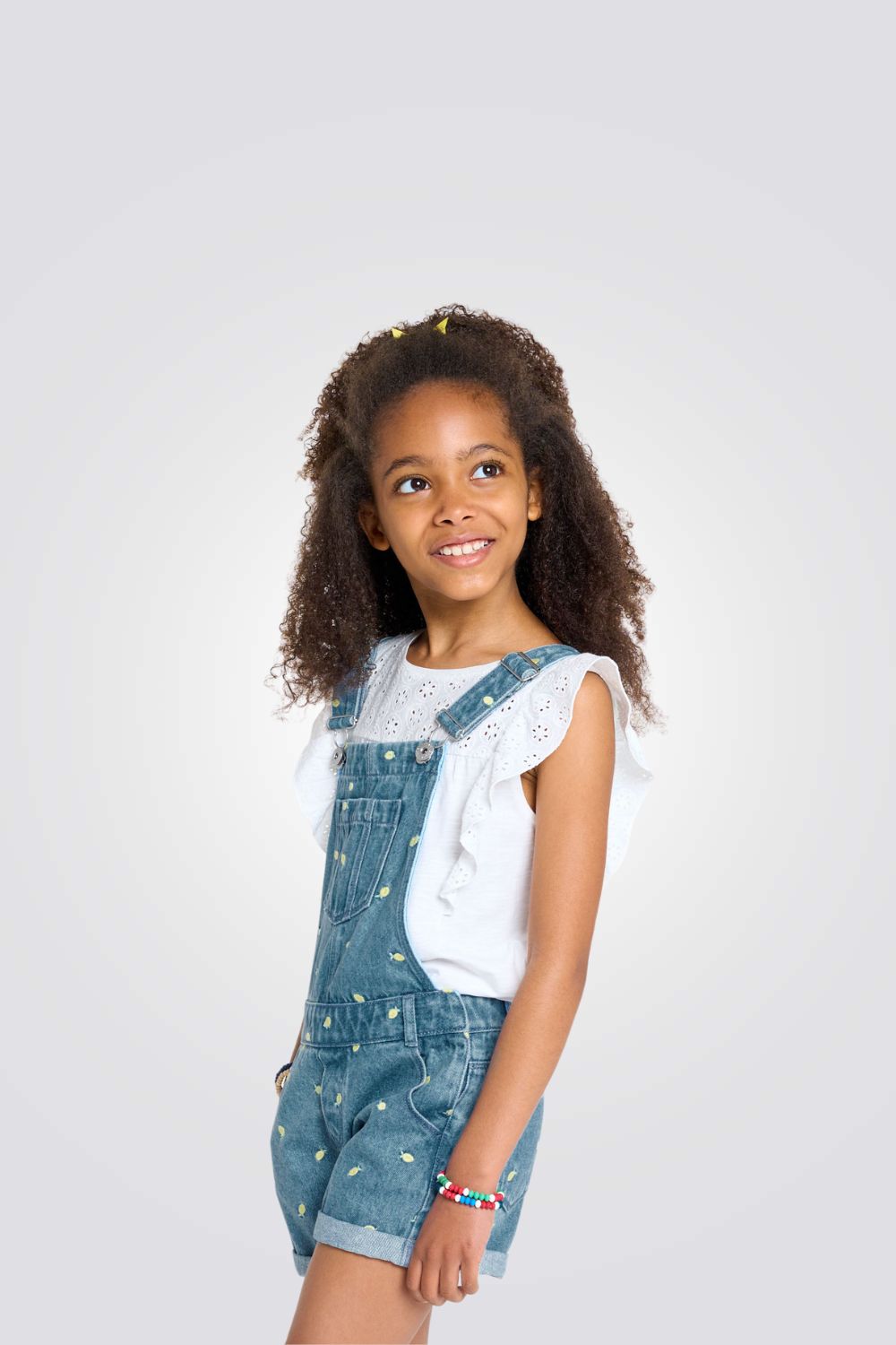 אוברול ג'ינס קצר לילדות עם הדפס לימונים