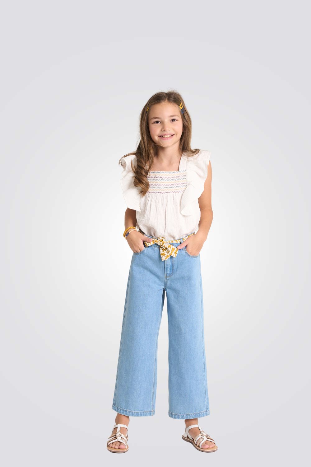 חולצה לילדות בצבע לבן עם עיטורי רקמה