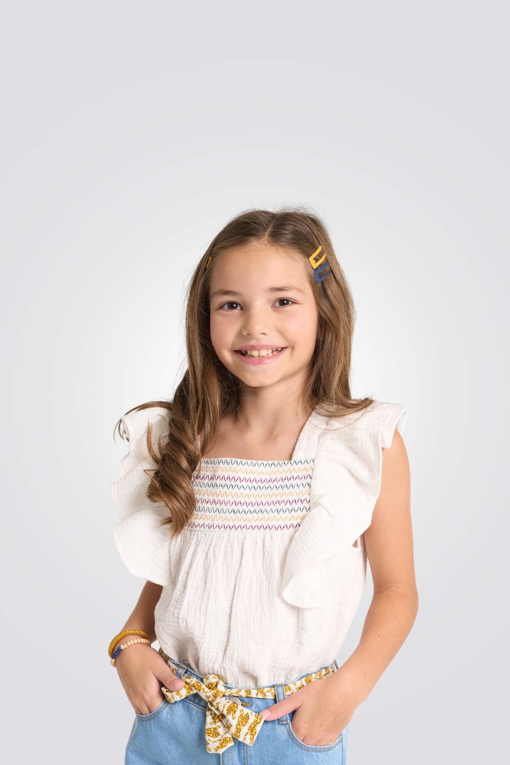 חולצה לילדות בצבע לבן עם עיטורי רקמה