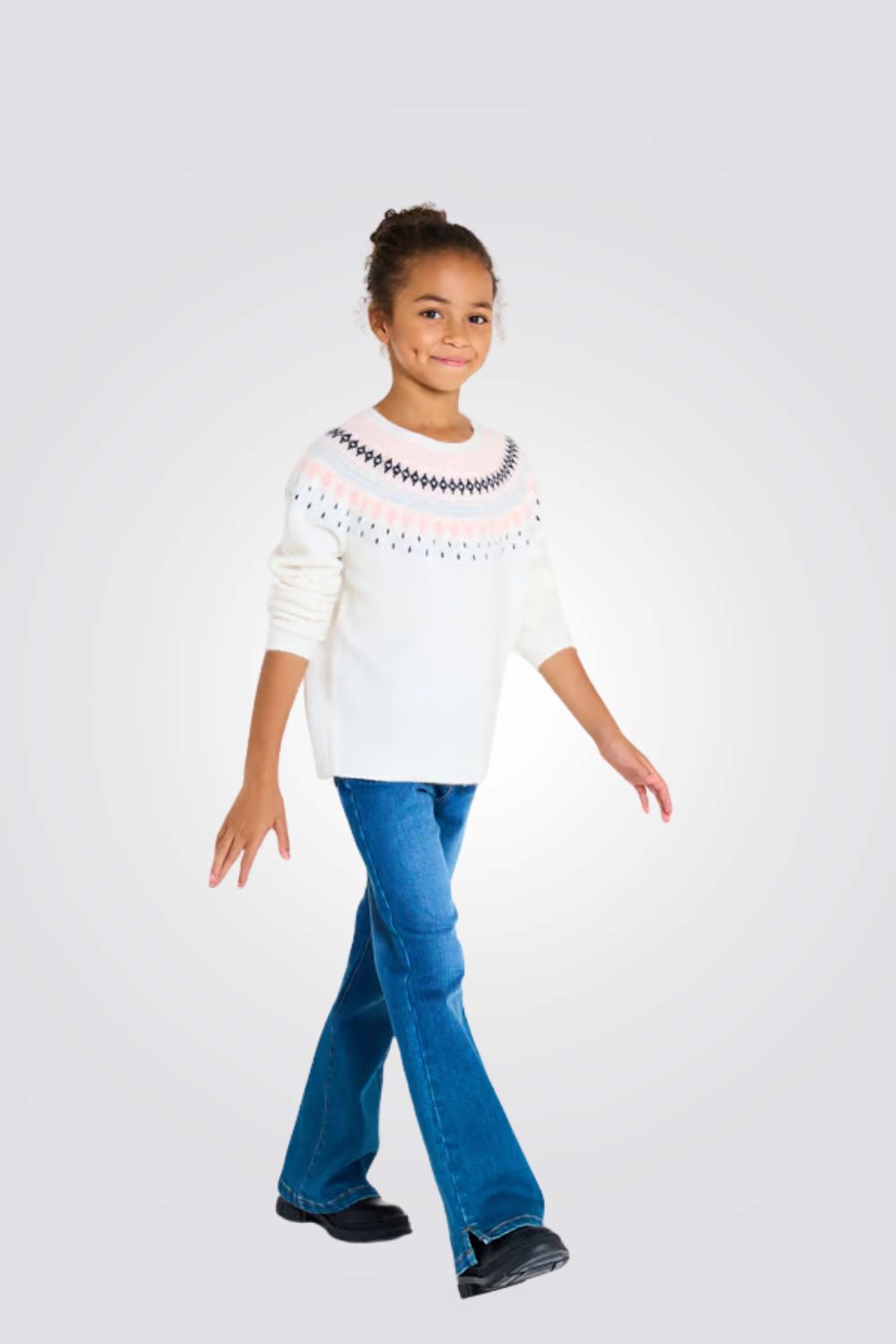 סוודר לילדות בצבע לבן עם עיטורי רקמה