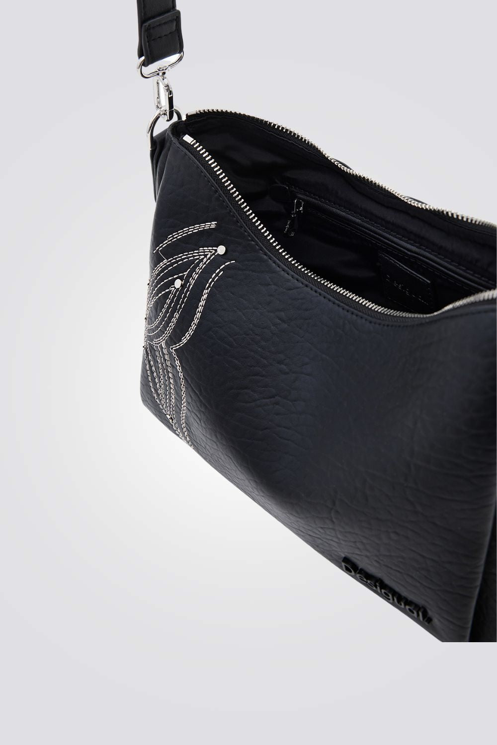 תיק יד לנשים דמוי עור בצבע שחור