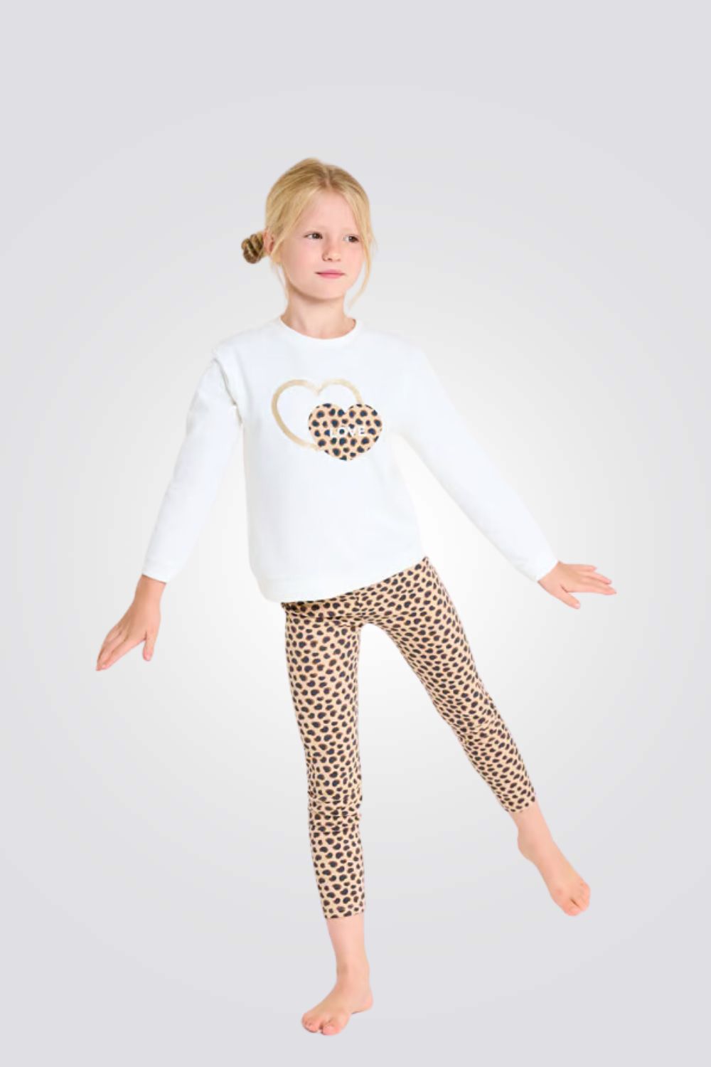 פיג'מה לילדות בצבע לבן ובז' הדפס לבבות