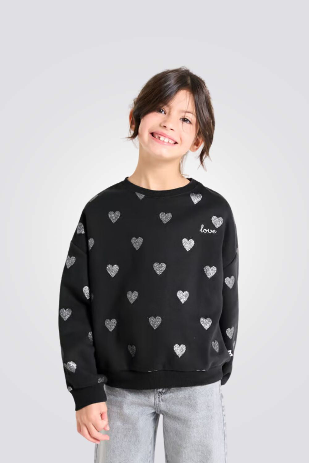 סווטשירט לילדות בצבע שחור עם הדפס לבבות בכסף