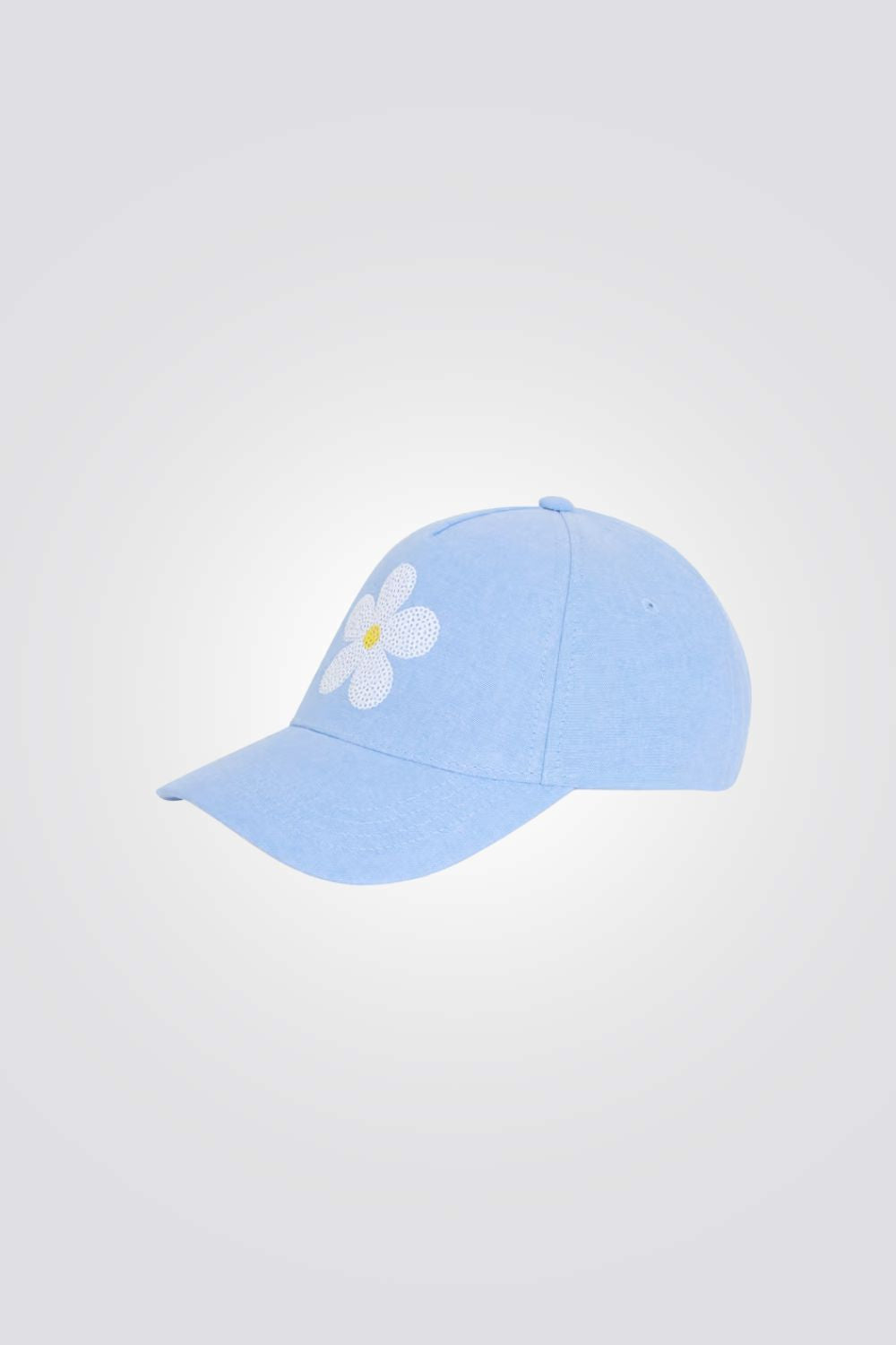כובע לילדות בצבע תכלת עם עיטור פאייטים 