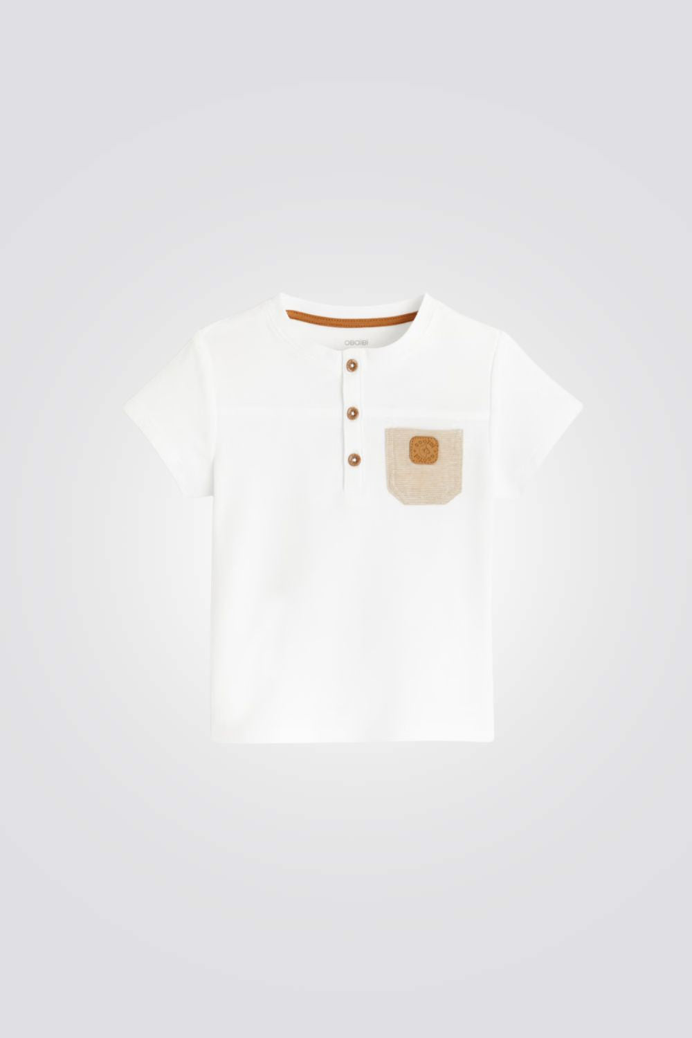 טישירט לתינוקות בצבע לבן עם כיס בחזה 