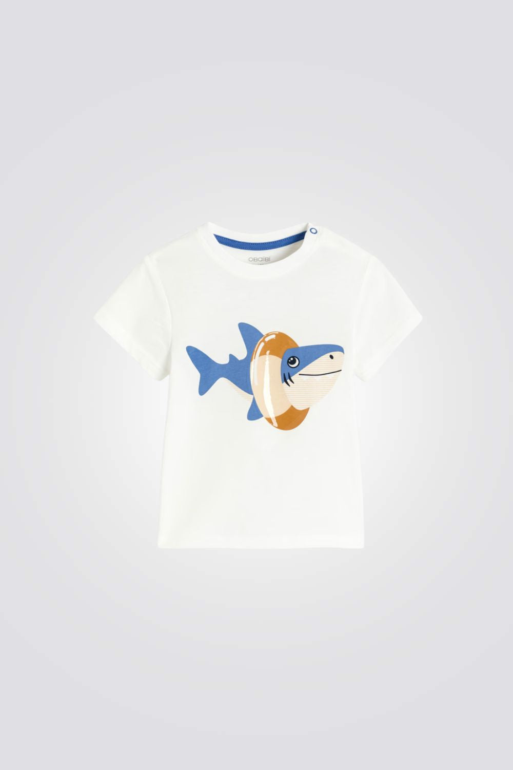 טישירט לתינוקות בצבע לבן עם הדפס כריש 