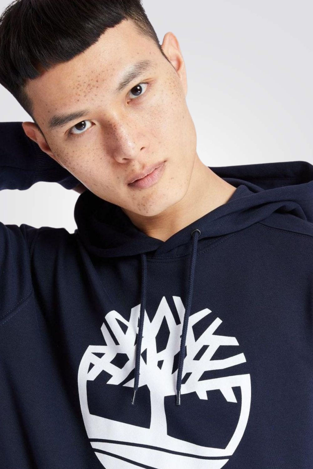 סווטשירט כחול עם כובע והדפס לוגו עץ