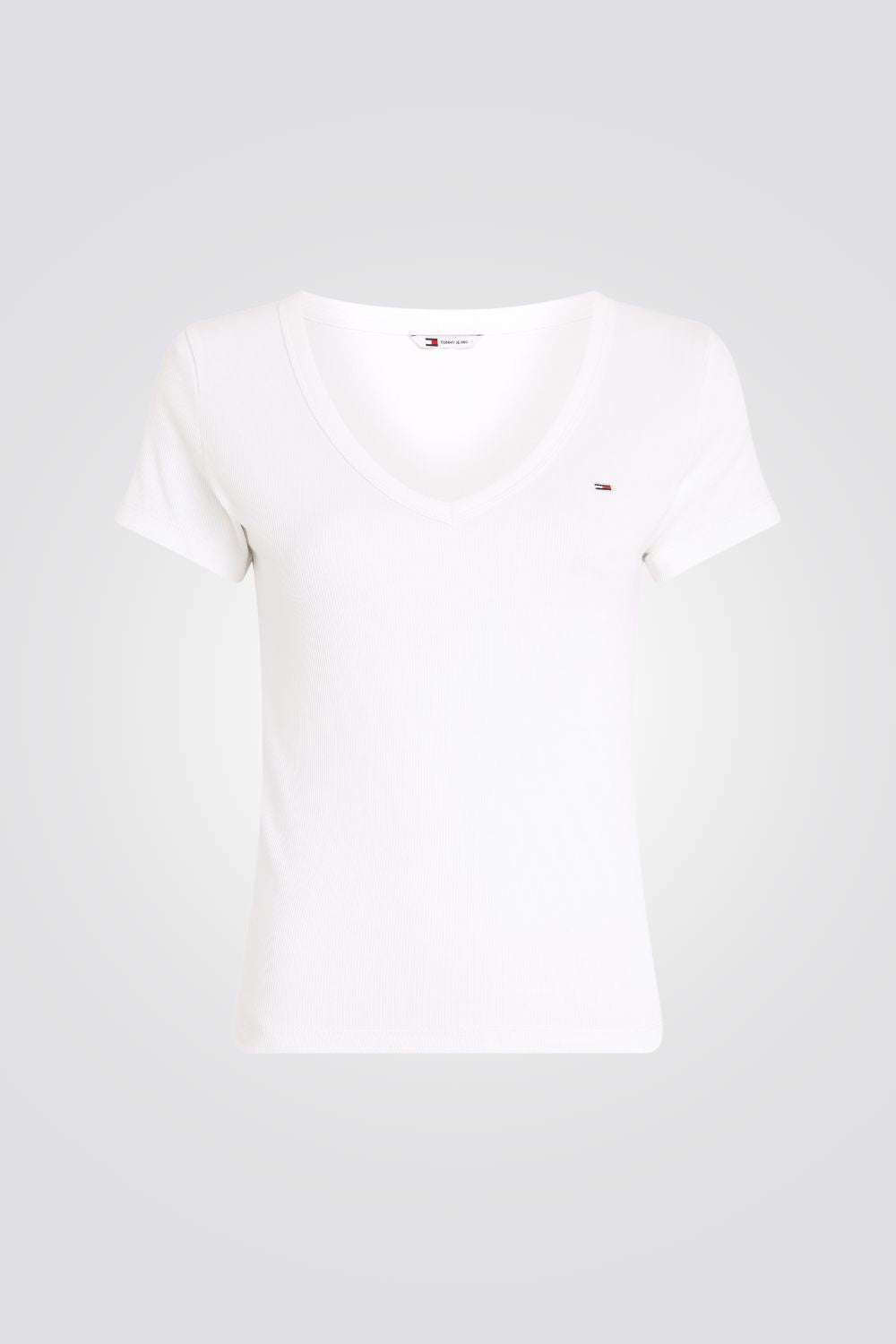 טישירט לנשים בצבע לבן עם לוגו