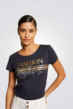 טישירט קצרה עם הדפס גרפי בצבע נייבי - MASHBIR//365