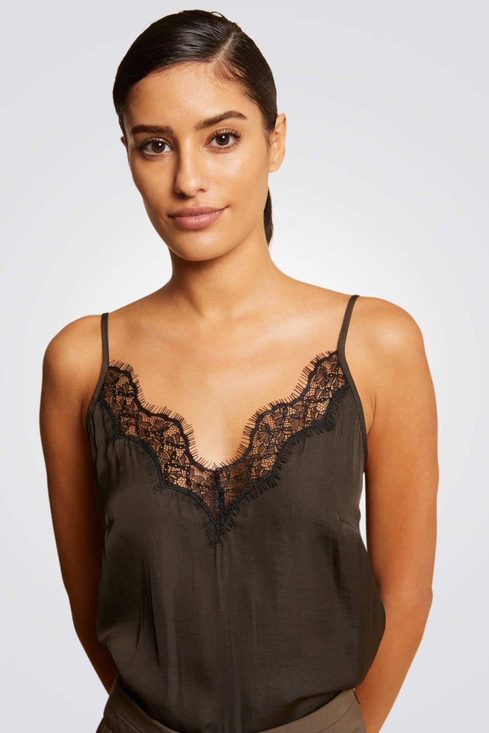 גופיית תחרה בצבע חום